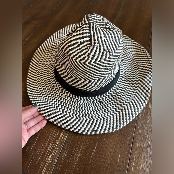 Scoop round hat main image 14
